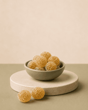 Bonbons miel et CBD Présentation de bonbons miel et CBD dans une coupelle