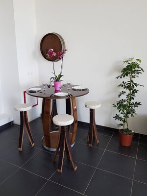 Ensemble Repas Tonneau + 4 Tabourets avec coussins – Image 3