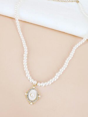 Collier pendentif médaillon perles et strass