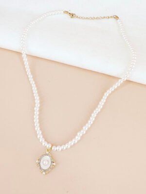 Collier pendentif médaillon perles et strass