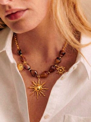 Collier Sola perle en résine et pendentif soleil