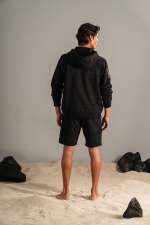 SUDADERA CON CAPUCHA OLAS Y TIBURONES NEGRO