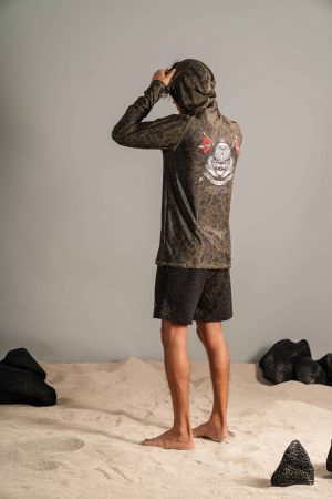 CAMISETA CON CAPUCHA DE PROTECCIÓN SOLAR MANGA LARGA CAMO