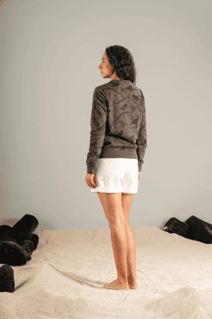 SUDADERA SIN CAPUCHA RAMAS Y PINZONES GRIS