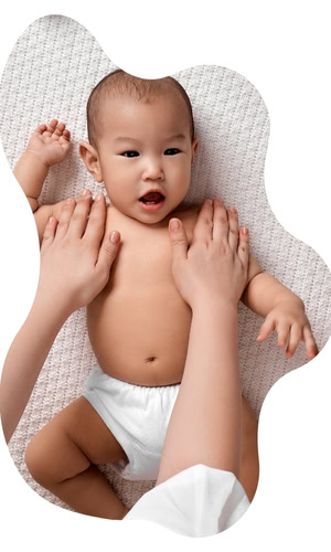 Babymassage Mainz-Kostheim. Baby liegend mit aufgelegten Händen der Mutter. Babymassage Mainz-Kostheim. Baby liegend mit aufgelegten Händen der Mutter.