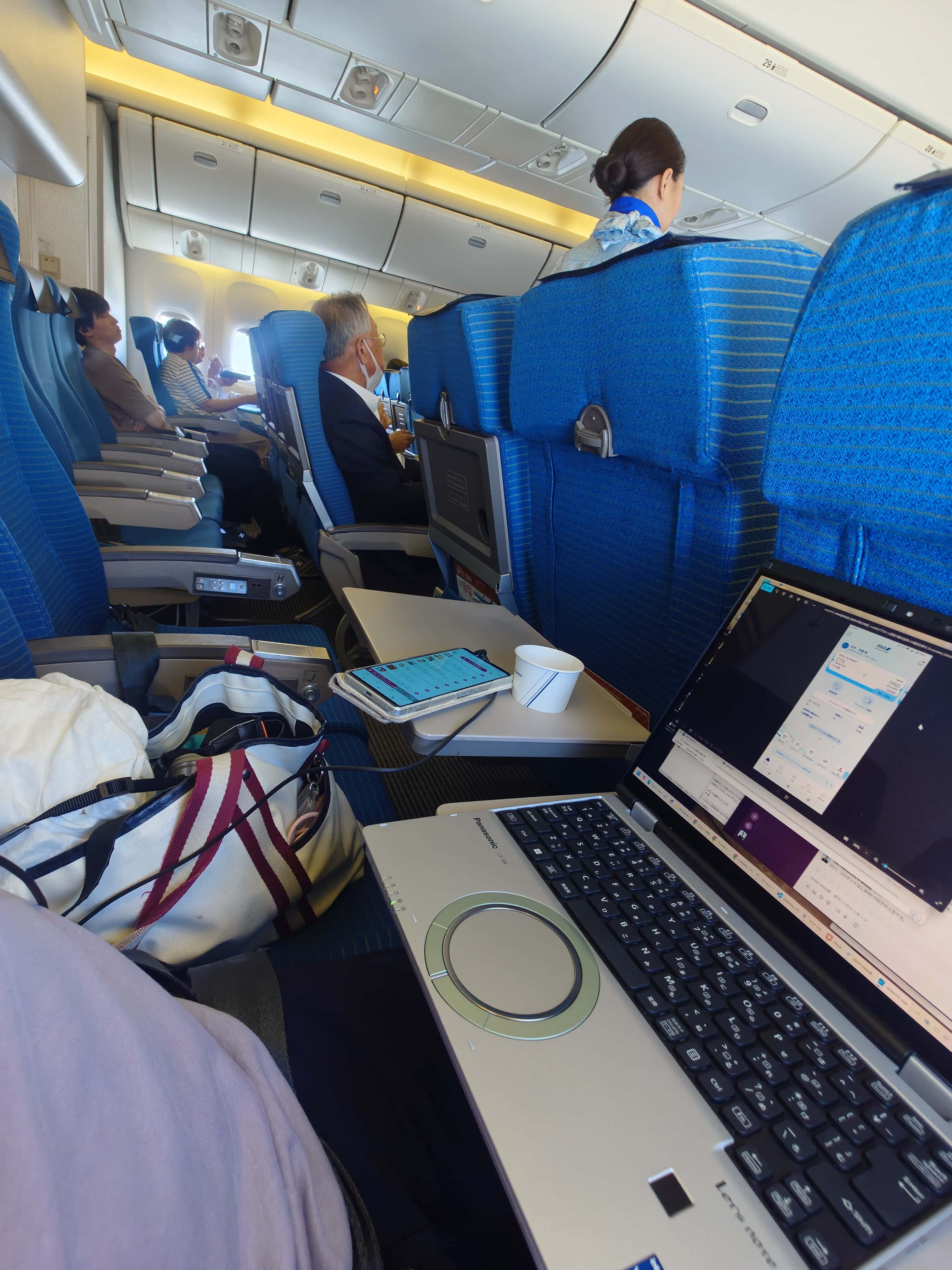 巡航中に撮影した客室内、隣の3列シートはほとんど空席