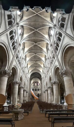 Église Saint-Pierre in Macon von außen von innen