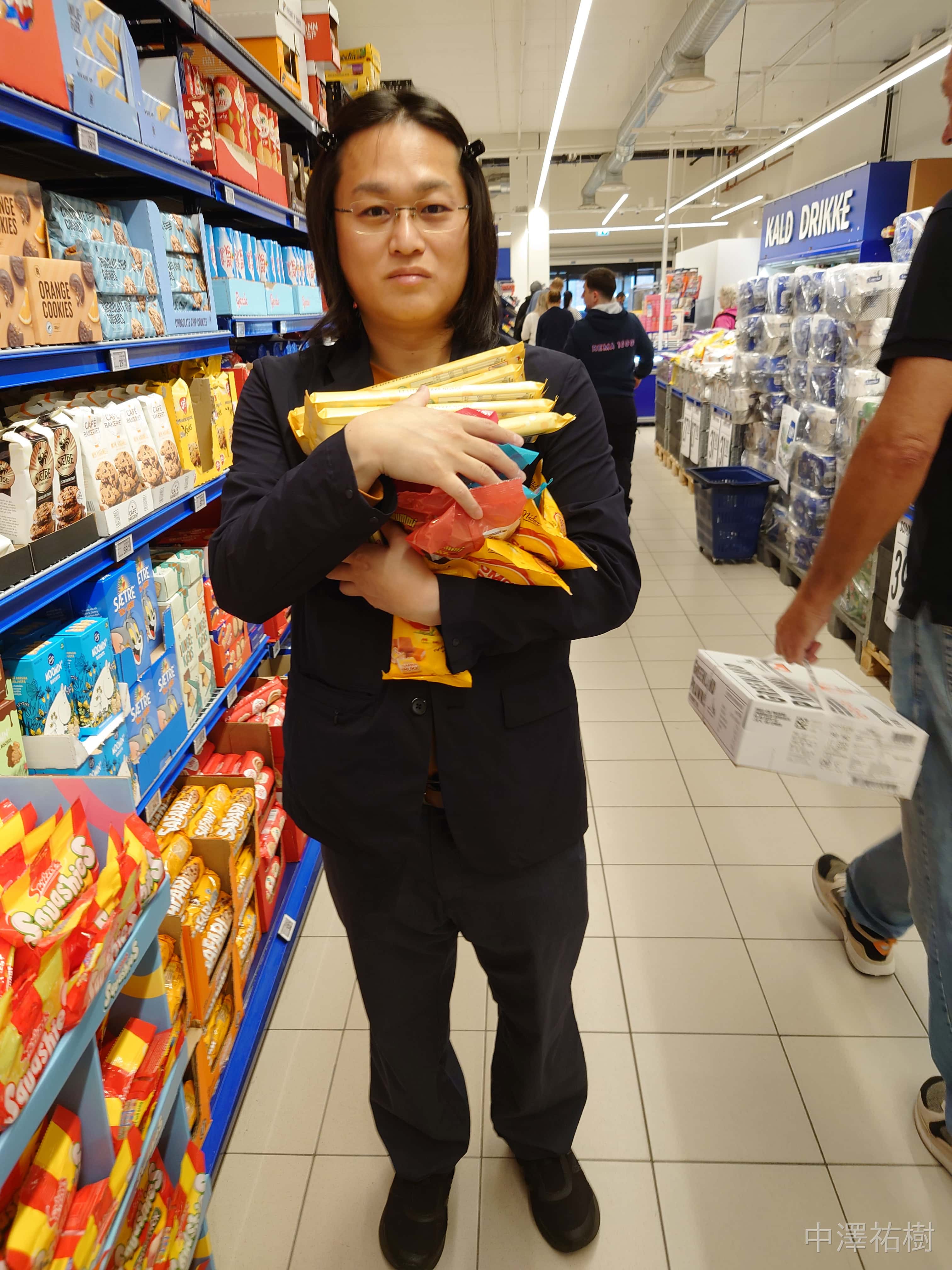 大量のお菓子を買う