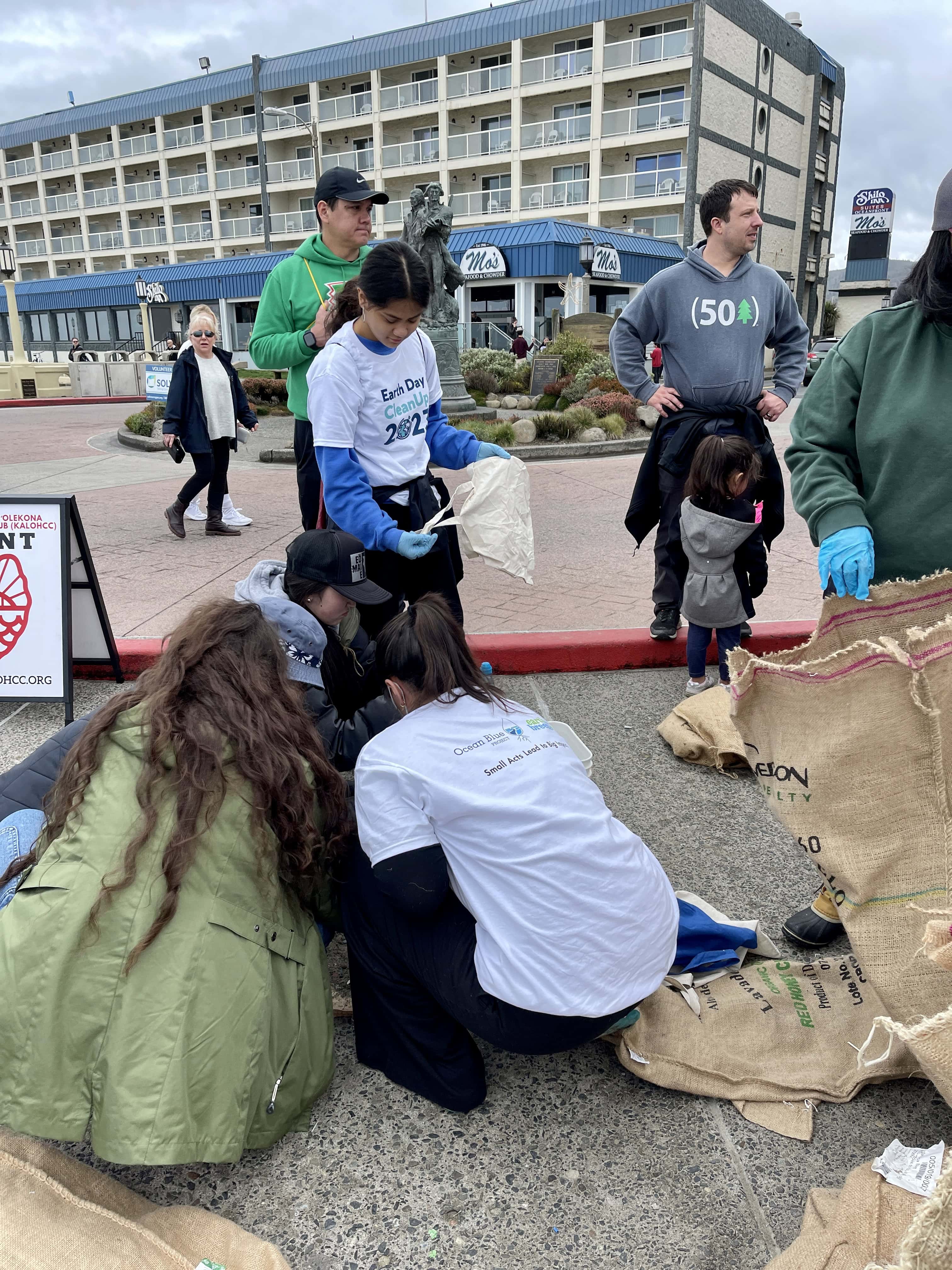 seaside-oregon-earth-day-ocean-blue-earth-breeze-kalo-hcc-cleanup-volunteer-sorting-debris.jpg