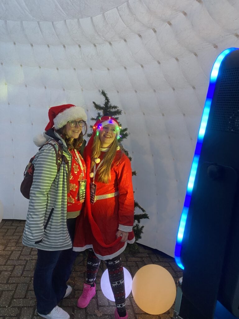 Kerstmutsen in de iglo