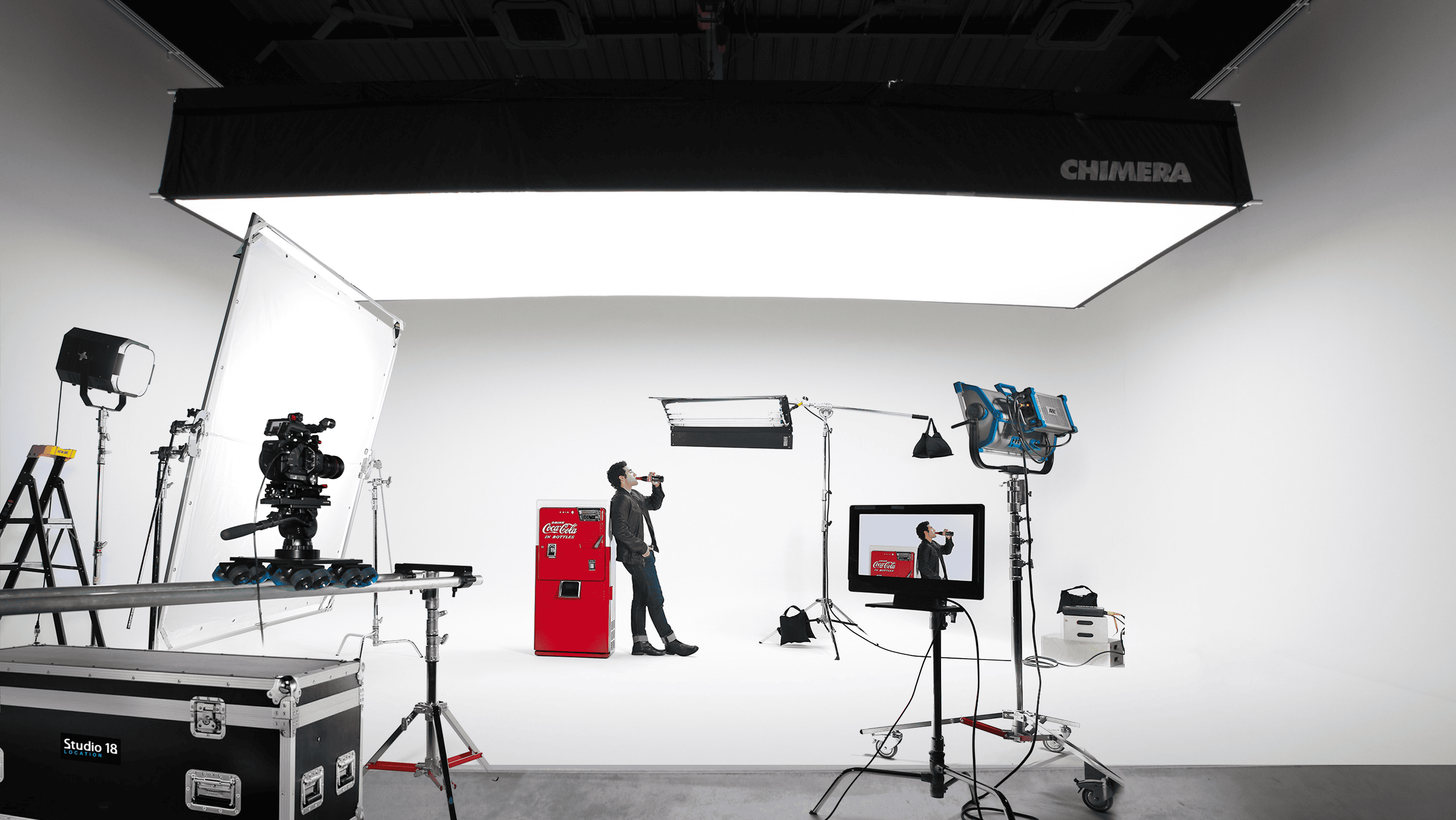 STUDIO_FOND_BLANC_OCCUPE
