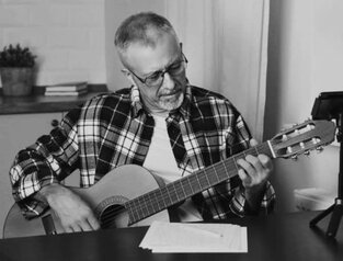 Tom trying to learn guitar - trimmed (B)