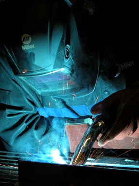 Live welding with a fume extraction MIG gun