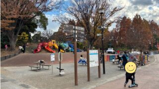 品川区公園の広場で遊ぶ子供