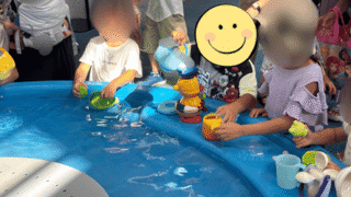 東京都水の科学館1階「アクア・パーク」で、じょうろやアヒルのおもちゃを使って水遊びに夢中になる子供の様子