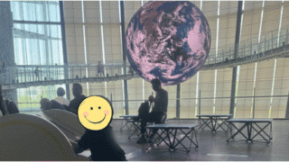 お台場の日本科学未来館でシンボル展示「ジオ・コスモス」を眺める4歳の子供