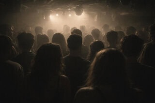 Situation in einem Nachtclub (KI-generiert)
