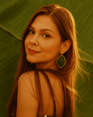 Modelo con pendientes de platanera, y celebrar el cumpleaños de la madre tierra
