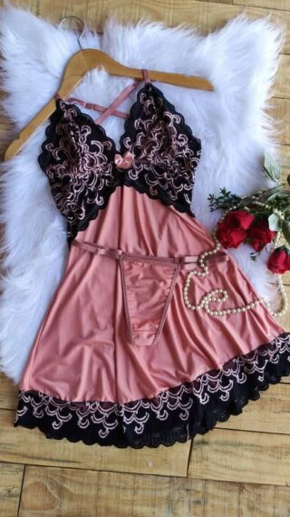 قميص نوم شفاف ومثير.