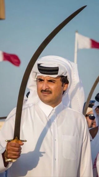 كذلك خلفيات ملك قطر.