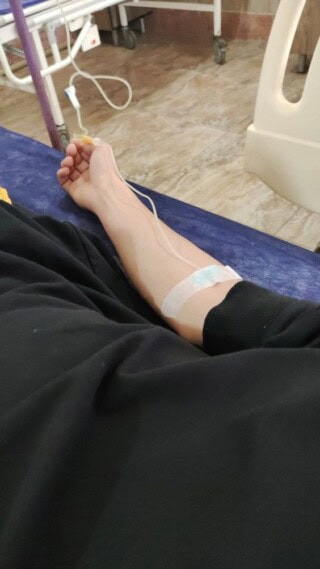 صور بنات معلقه محلول.