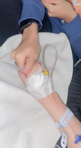 صور بنات معلقه محلول.