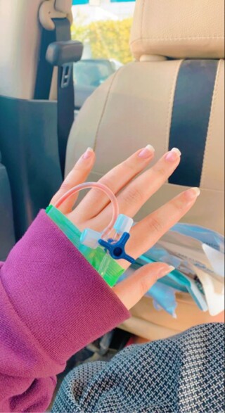 صور بنت راقدة في المشفى.