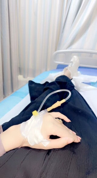 صور بنات معلقه محلول.