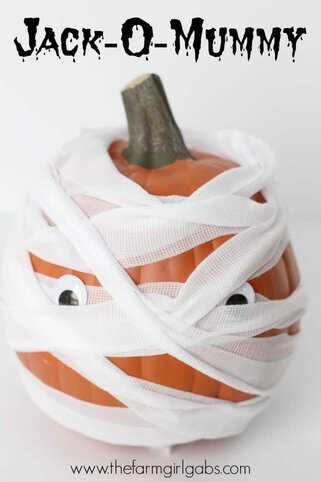 Make this easy Jack-O-Mummy pumpkin for Halloween this year. It's a great fall craft for kids and adults. | www.thefarmgirlgabs.com