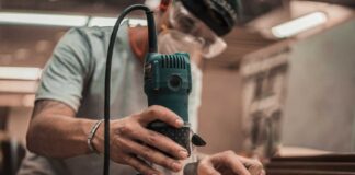 operatore del legno al lavoro