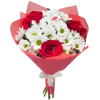 Bukiet róż z czerwonymi różami i białymi margaretkami w czerwonym papierze