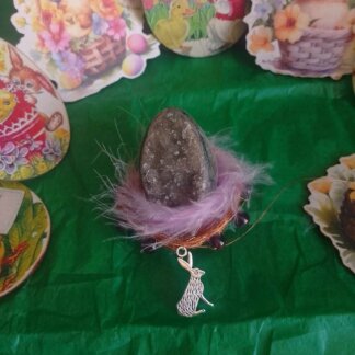 Nid d'𝓭'𝓞𝓼𝓽𝓪𝓻𝓪, améthyste et œuf en améthyste