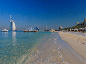 Beste Reisezeit für Dubai - Blaues Meer, Sandstrand und den Burj Al Arab im Hintergrund