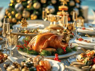 Christmas Brunch Dubai - Ein festlich geschmückter Tisch mit einem Truthahn und anderen leckeren Weihnachtsgerichten in Dubai mit einem Weihnachtsbaum im Hintergrund