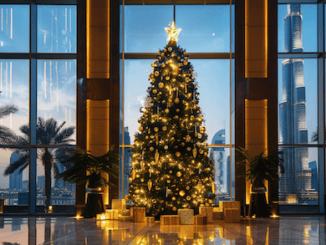 Weihnachten in Dubai - ein Tannenbaum steht in der Lobby in Dubai, im Hintergrund sind Palmen und der Burj Khalifa