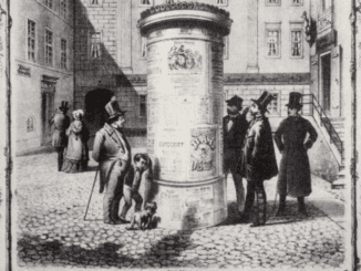Eine alte Schwarz-Weiß-Illustration zeigt mehrere Männer in Kleidung des 19. Jahrhunderts, darunter Zylinder und Mäntel, die an einem zylindrischen Kiosk Plakate über die Runde Revolution lesen. Zu ihren Füßen liegt ein kleiner Hund. Die Kopfsteinpflasterstraße und die Gebäude im Hintergrund erinnern an eine europäische Stadtszene.