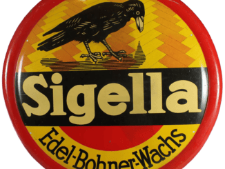 Ein rundes, altes Blechschild mit rotem Rand zeigt eine schwarze Krähe auf gelb-orangefarbenem Hintergrund. Der Text „Sigella“ steht in großen cremefarbenen Buchstaben, darunter „Edel-Bohner-Wachs“ in kleineren schwarzen Buchstaben.
