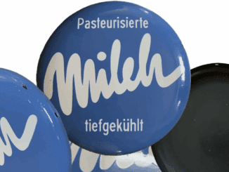 Emailschild aus den 50/60er Jahren das für MILCH wirbt Durchmesser 40 cm