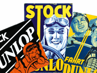 Drei alte Rennplakate überlappen sich. In fetter Schrift steht "STOCK" und "DUNLOP". In der Mitte ist ein lächelnder Fahrer mit Schutzbrille und Helm zu sehen. Die Retro-Farbpalette aus Blau, Gelb, Schwarz und Orange erinnert an die klassischen Rosemeyer-Emailschild-Designs.