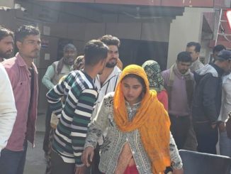 Gold and silver jewelry stolen from a woman's bag while she was going to her parents' house