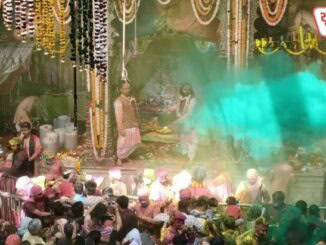 Thakur Banke Bihari played 'Flower Holi' with devotees on Rangbhari Ekadashi