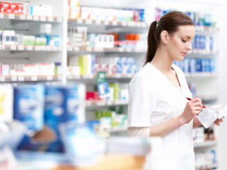 Junge Apothekerin