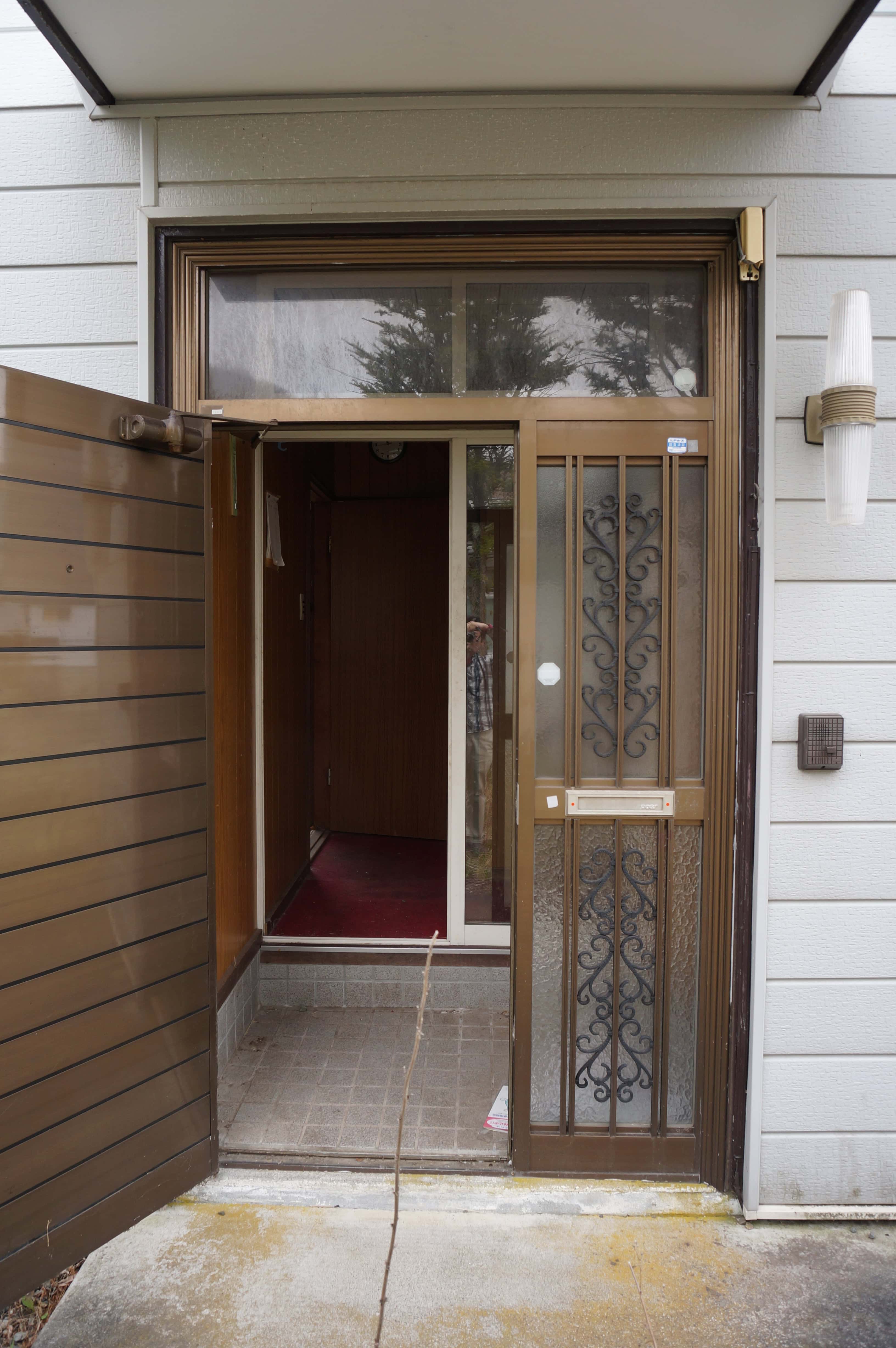 別荘の茶色い玄関扉