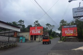 Armada Jip Wisata Merapi membawa wisatawan di kawasan lereng Gunung Merapi Sleman saat libur Waisak 2026 (gh/DMnetwork)