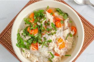 Semangkuk bihun kuah hangat dengan topping daging sapi, ayam, sayuran, dan telur sebagai comfort food khas Indonesia. (gh/DMnetwork)