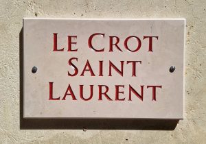 Plaque de villa gravée en pierre de Tavel beige, calligraphie capitale romaine peinte couleur rouge brun