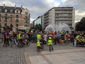 Vélorution - plus de 200 cyclistes pour demander plus de place au vélo à Tarbes