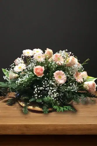 Kwiaty na pogrzeb Różowe wspomnienie – subtelna kompozycja róż i gerber na trumnę.