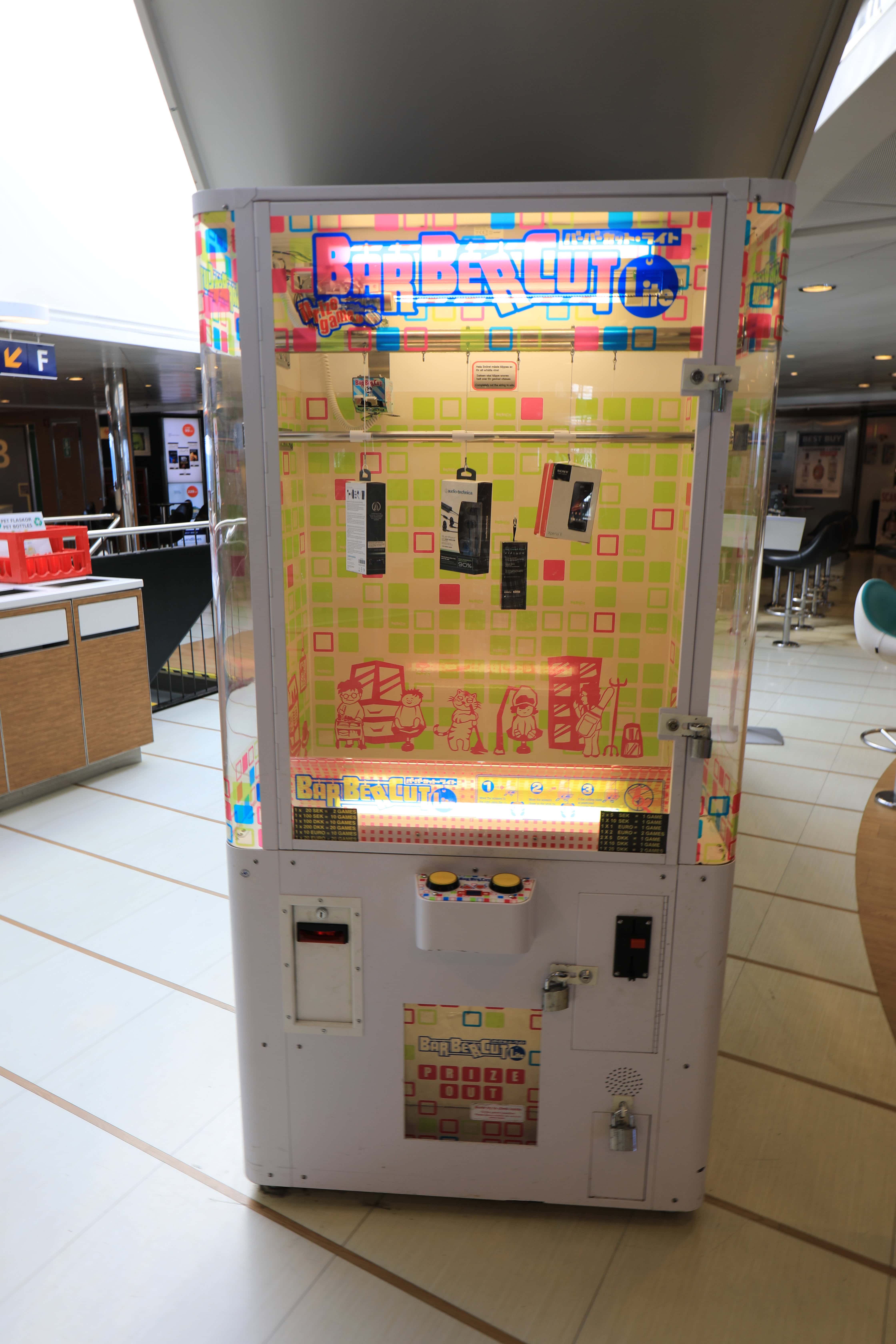 スウェーデンのヘルシングボリ港（Helsingborg）フェリーの中６ゲームセンター