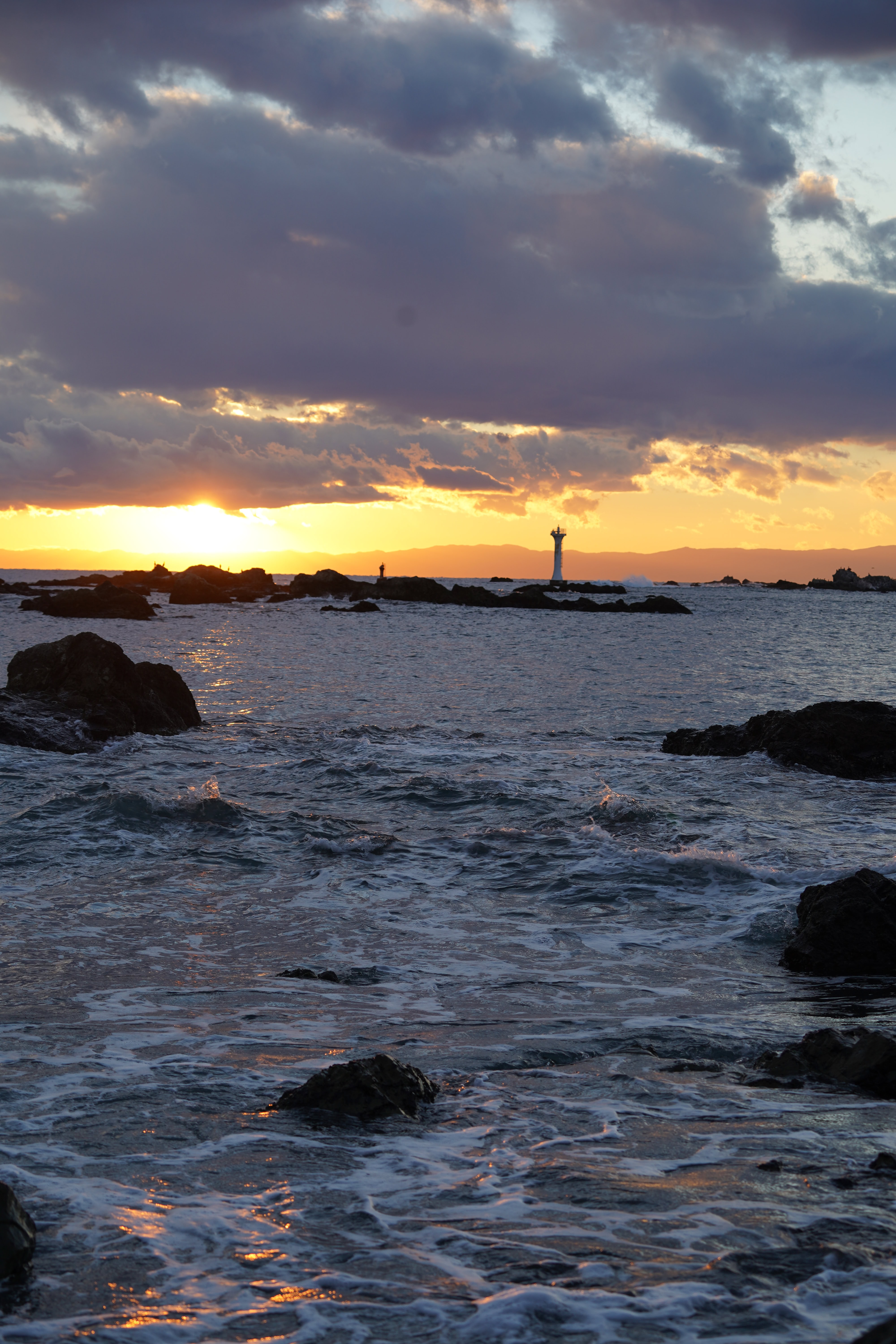 森戸海岸の夕日と荒波